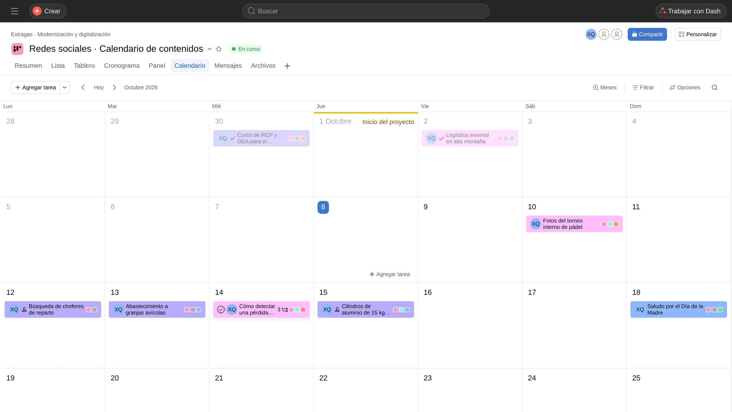 Calendario de octubre del proyecto Redes sociales con las publicaciones de cada día, coloreadas por red